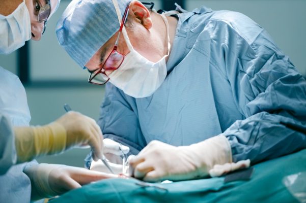 Các bác sĩ tiến hành phẫu thuật bóc tách khối u ra khỏi tử cung